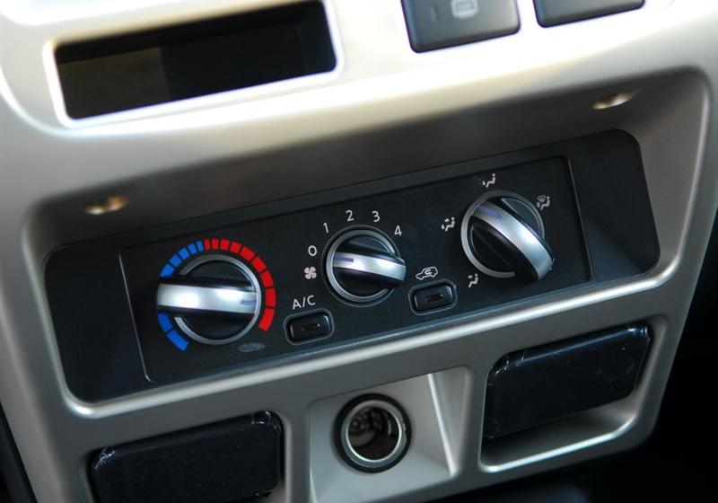 鄭州日產(chǎn) 帕拉丁 2006款 2.4 兩驅(qū)標(biāo)準(zhǔn)型