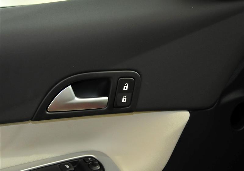 沃爾沃(進(jìn)口) 沃爾沃C30 2012款 2.0 Aktiv 炫動(dòng)套裝版