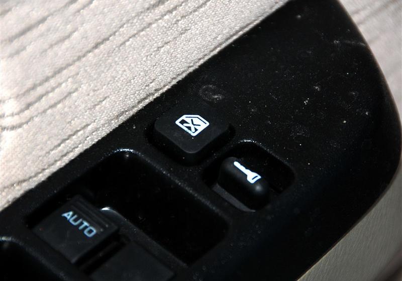 鄭州日產(chǎn) 銳騏多功能車 2010款 2.4L汽油兩驅(qū)豪華型ZG24