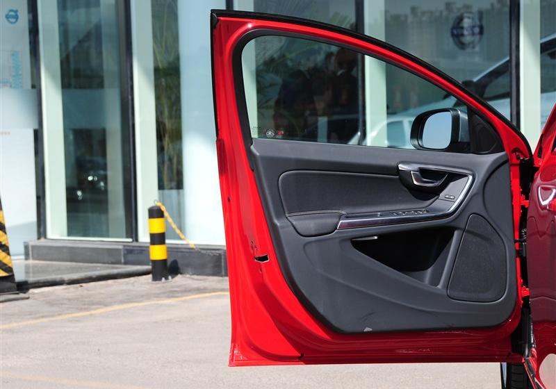 沃爾沃V60  2012款 3.0 T6 AWD 運(yùn)動(dòng)版