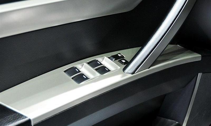 2012款 2.4 汽油自動四驅天窗版