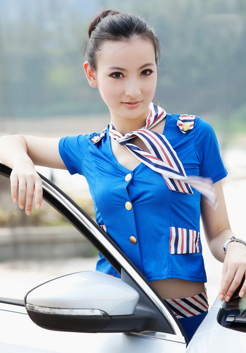 制服美女與帕薩特伴行