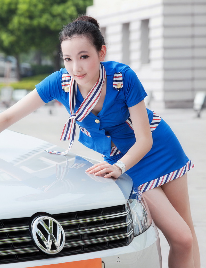 制服美女與帕薩特伴行