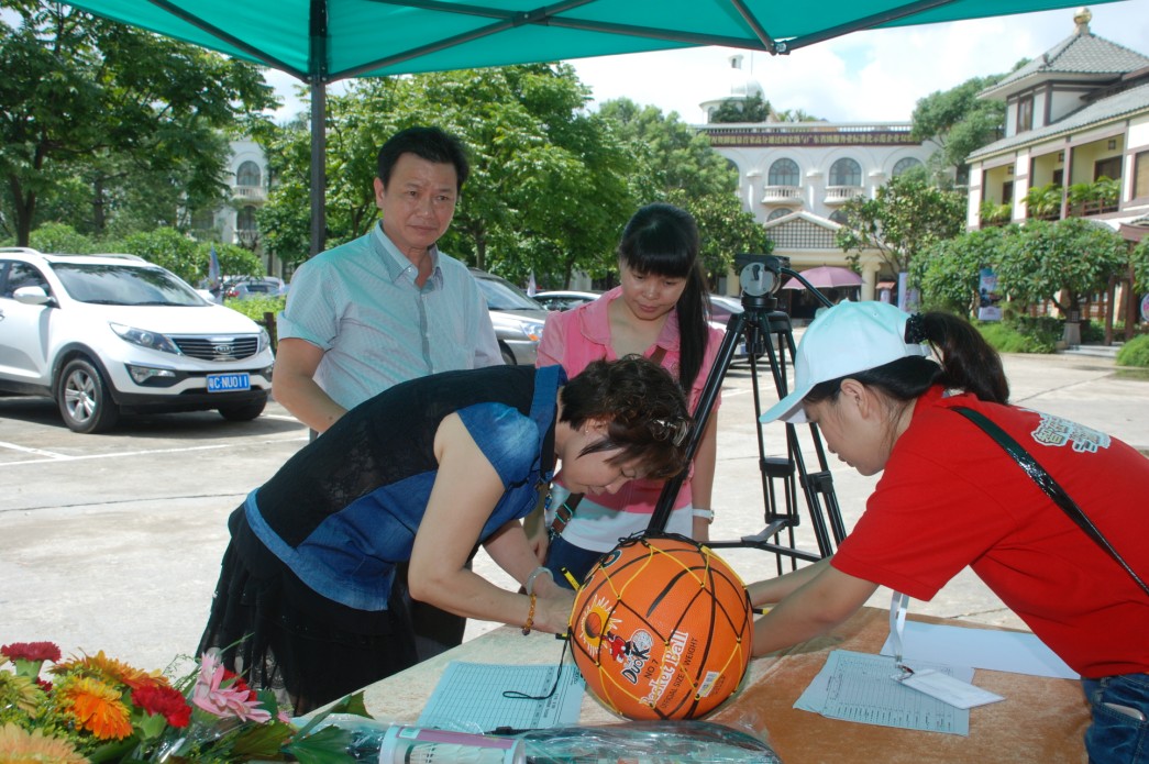 慈善?捐贈(zèng)義舉