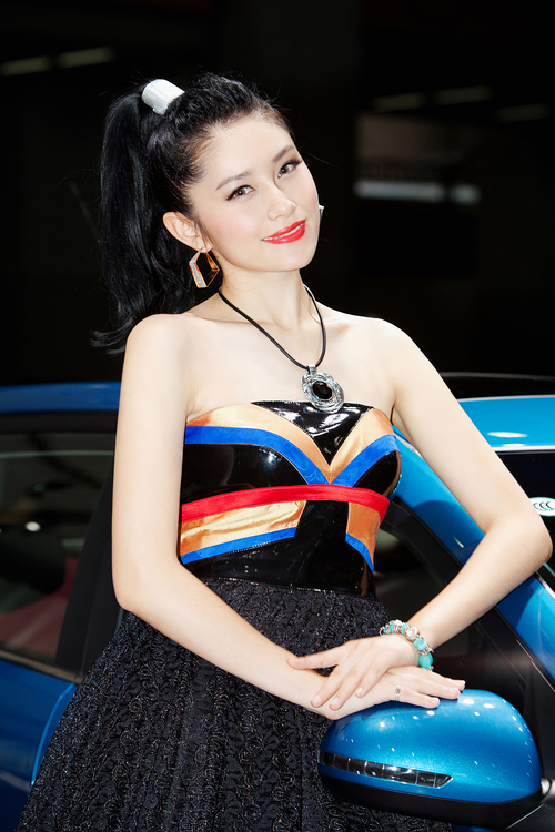 媚眼露背車(chē)模