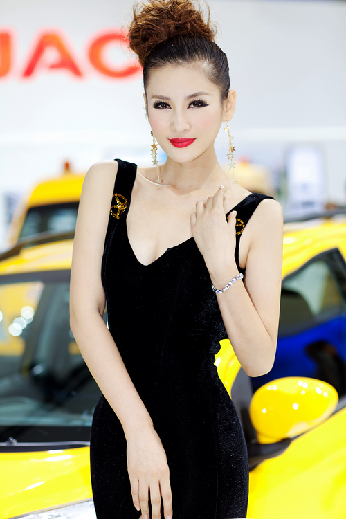 長禮服高貴車模