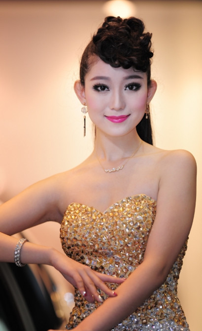 碧眼金發誘惑車模