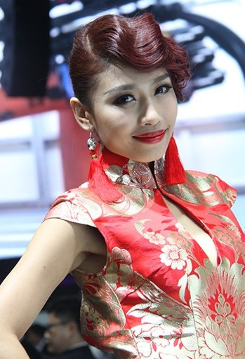 碧眼金發(fā)誘惑車模