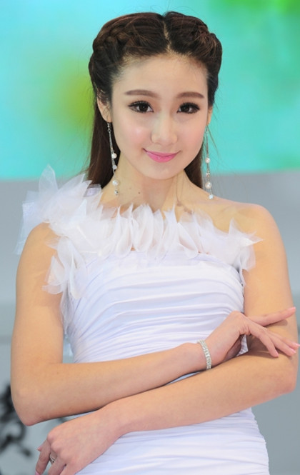 碧眼金發誘惑車模