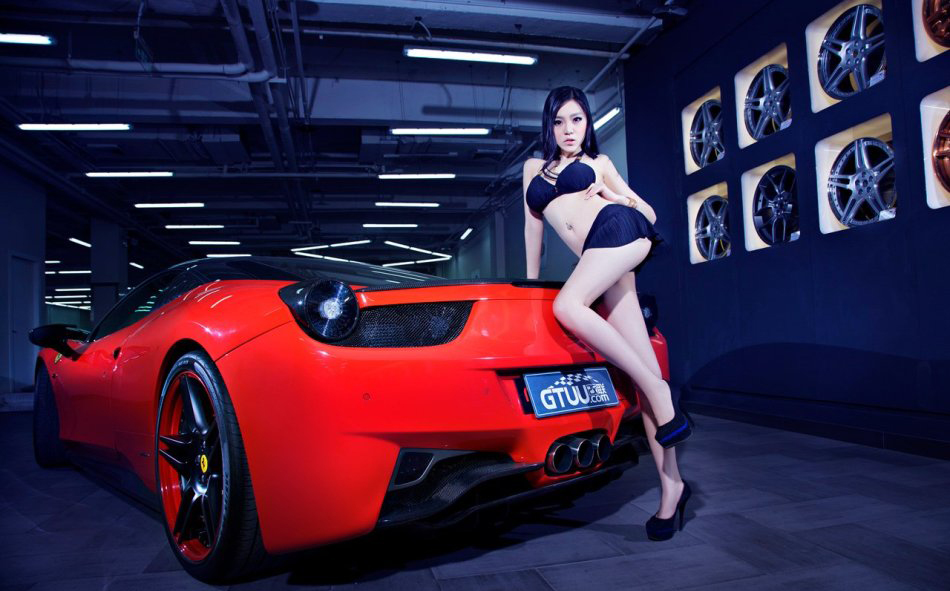 美胸女郎情迷紅色超跑