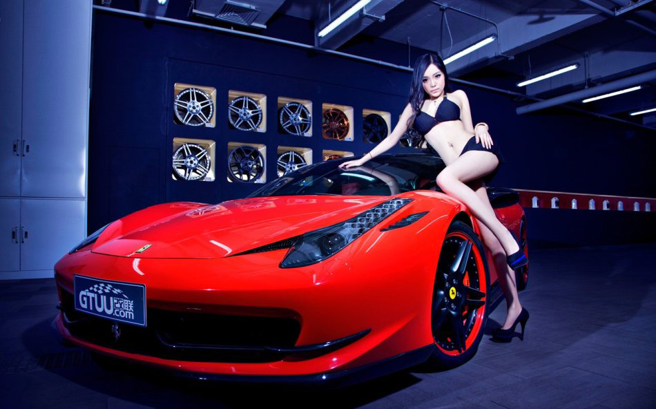 美胸女郎情迷紅色超跑