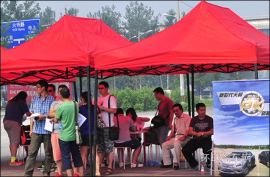 操控性能大比拼 新世代天籟對比新帕薩特