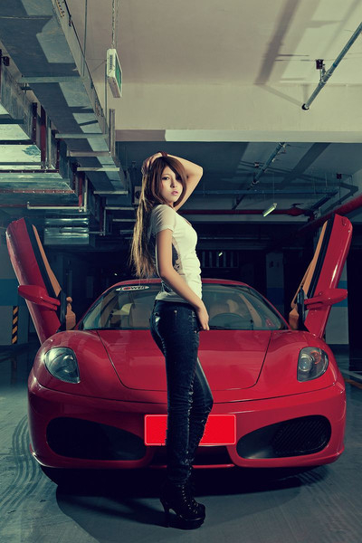 美女駕馭激情法拉利