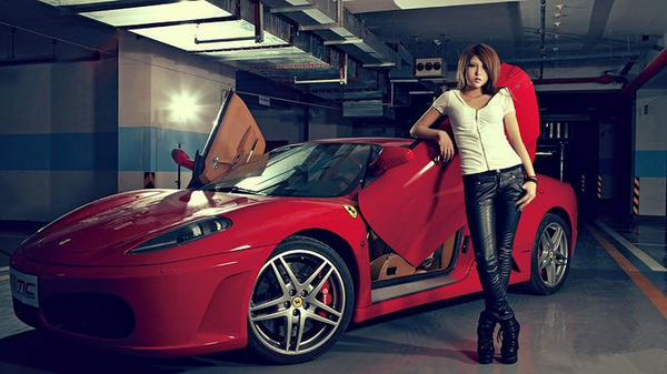 美女駕馭激情法拉利
