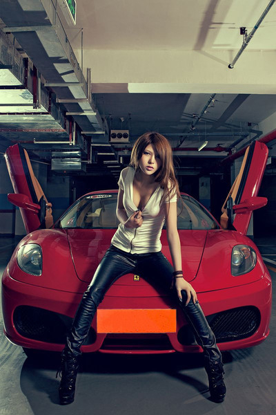 美女駕馭激情法拉利