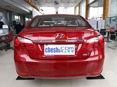 北京現(xiàn)代  1.6L 手動 車輛正后方尾部視角