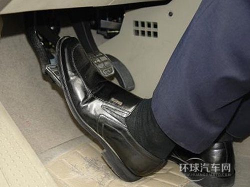 汽車省油-竅門 慢抬離合器緩加油可省油