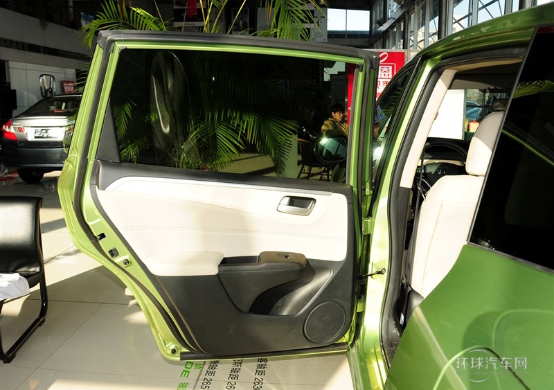 2013款 1.8L 自動舒適版 6座