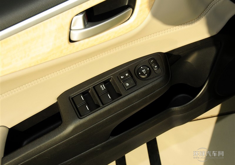 2013款 1.8L 自動舒適版 5座