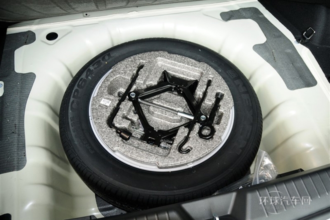 2013款 2.4L 商務(wù)天窗型 國(guó)V