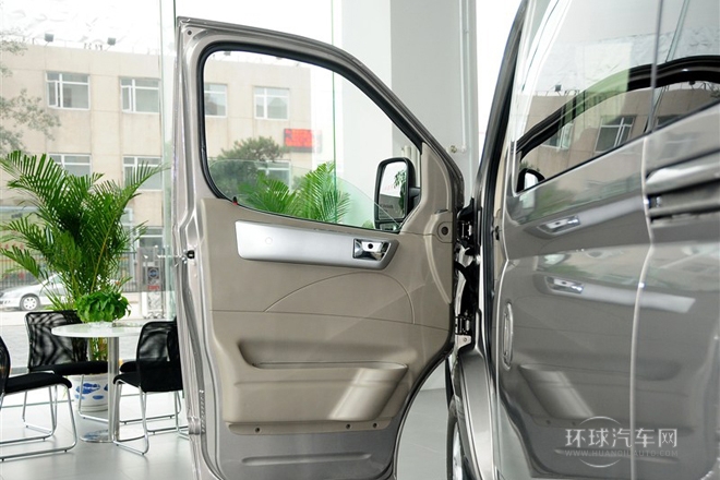 2011款 2.5T短軸低頂尊杰版