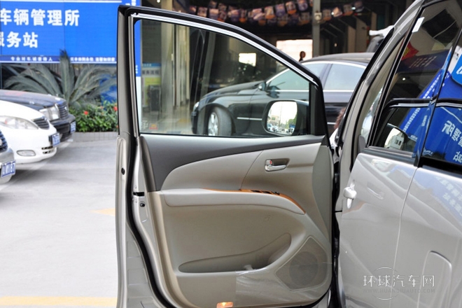 2012款 2.4 7人座豪華版