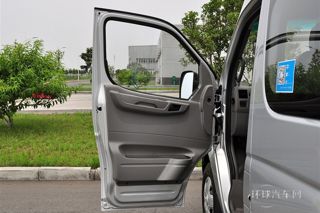 2014款 2.5T御利寶物流車標配短軸中頂ZD25