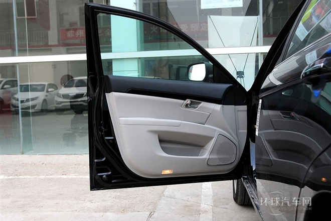 2013款 2.0L 自動尊貴型