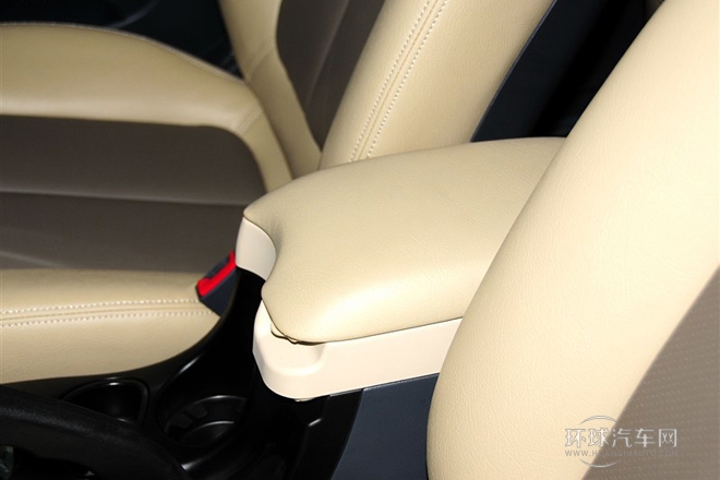 2013款 1.8T 自動兩驅天窗版