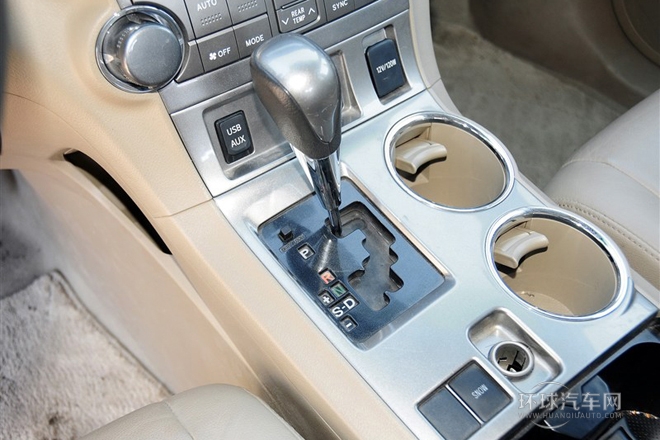 2012款 2.7L 兩驅(qū)7座豪華導(dǎo)航版