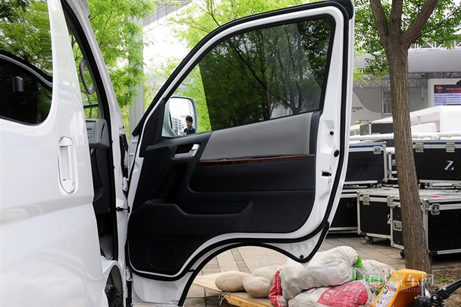 2014款 2.8T商務版高頂4JB1T