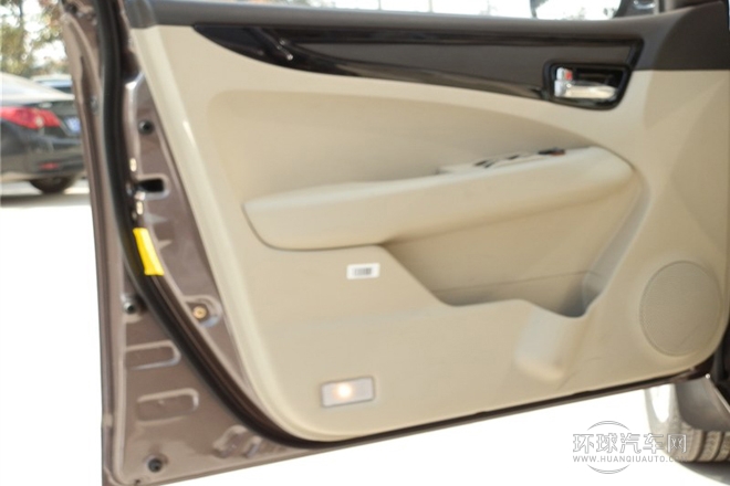 2013款 1.8L 自動尊貴型