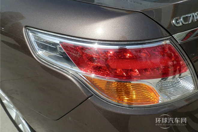 2013款 1.8L 自動尊貴型