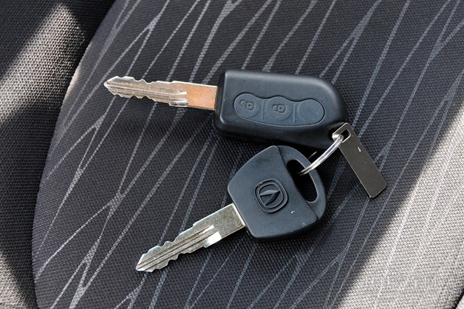 2012款 1.0L 手動(dòng)導(dǎo)航版