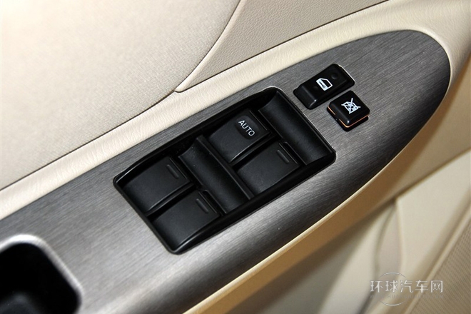 2012款 1.8L 自動尊貴型