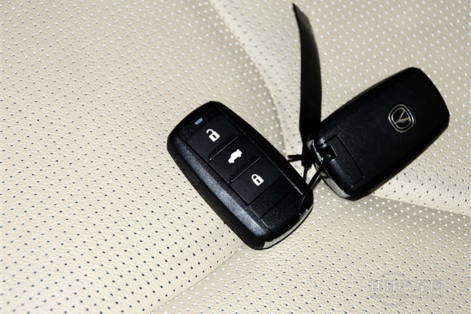 2013款 1.8T 自動尊貴型 國IV