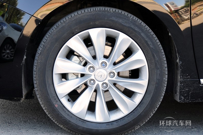 2013款 1.8T 自動尊貴型 國V