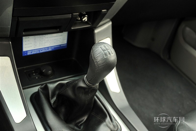 2011款 2.4L 手動(dòng)四驅(qū)超豪華型