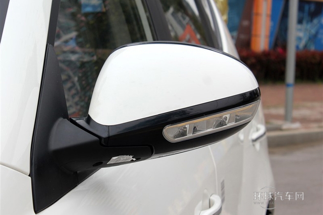 2013款 2.0L 自動尊貴型