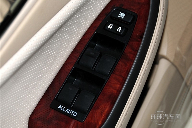 2012款 V6 2.5L Royal 舒適版