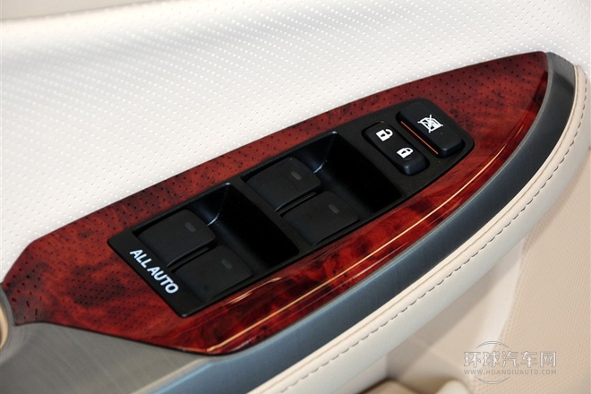 2012款 V6 2.5L Royal Saloon尊貴版