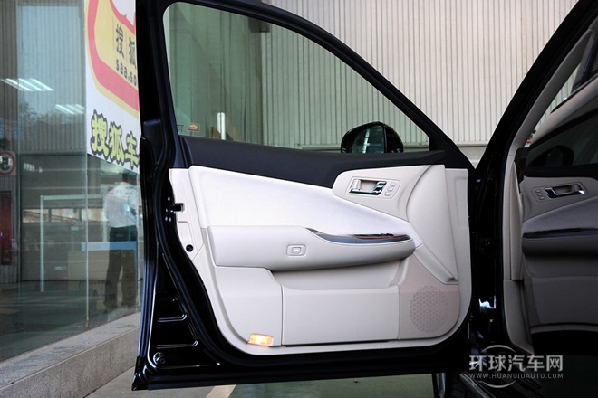 2012款 V6 2.5L Royal Saloon尊貴版