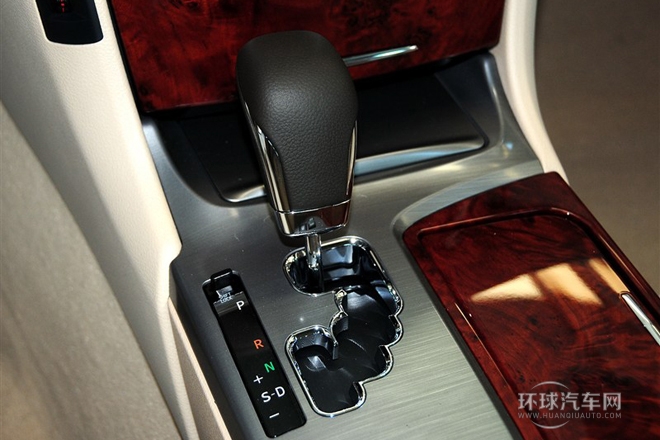 2012款 V6 2.5L Royal Saloon尊貴版