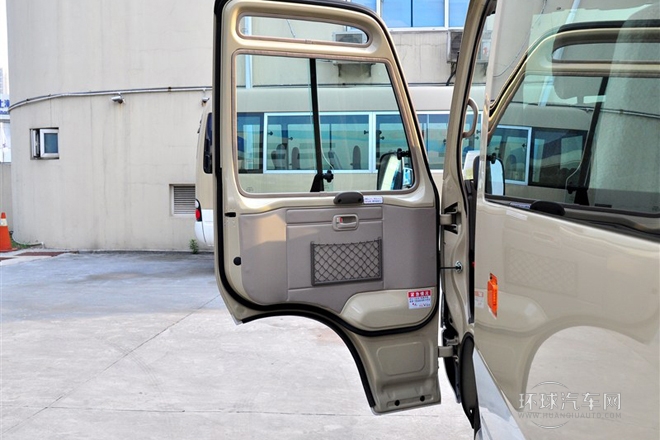 2013款 4.0L汽油豪華版 20座6GR