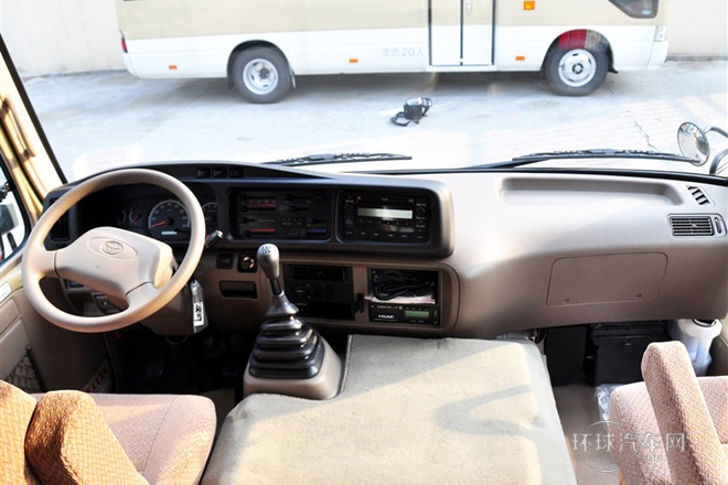 2013款 4.0L汽油豪華版 20座6GR