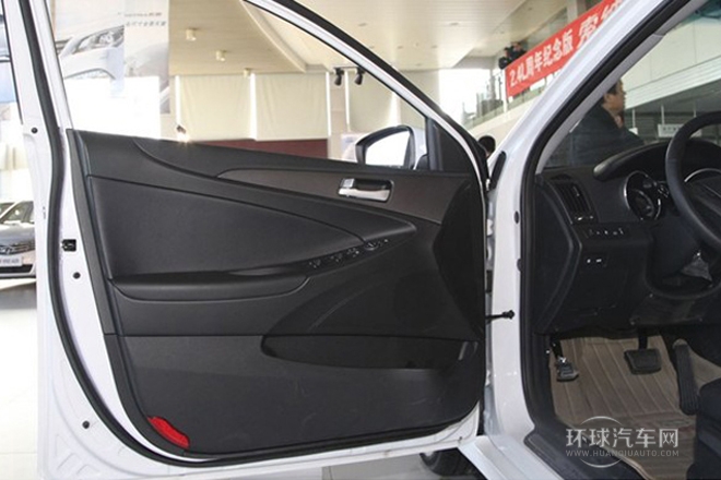 2014款 2.0L 自動領(lǐng)先型