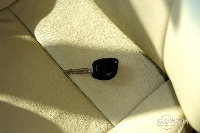 2010款 2.4L-3代 尊領標準型9座4RB2