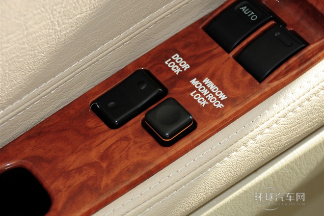 2010款 2.4L-3代 尊領(lǐng)標(biāo)準(zhǔn)型9座4RB2