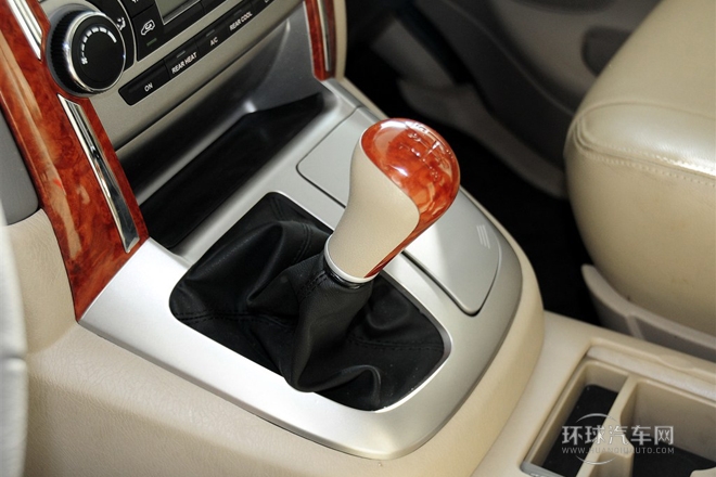 2010款 2.4L-3代 尊領標準型9座4RB2