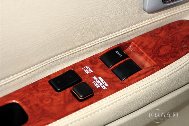 2010款 2.4L-3代 尊領豪華型長軸9座4RB2